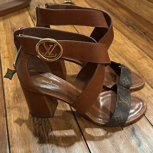 LOUIS VUITTON
Calfskin Monogram Horizon Sandals